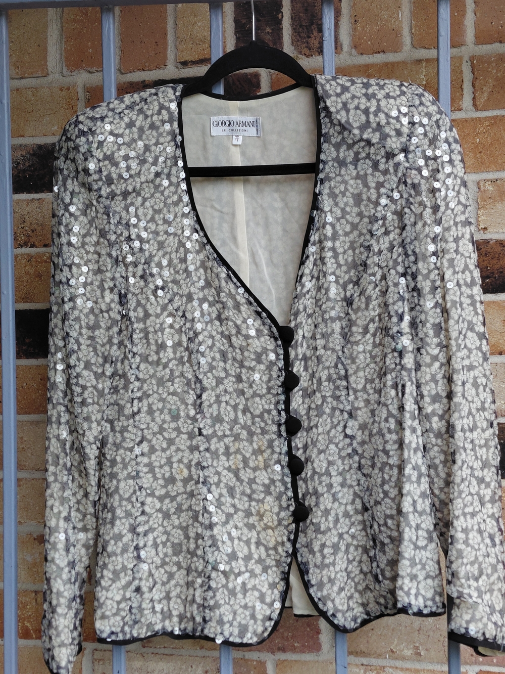 Giacca “Armani Mani” con paillettes e fiorellini